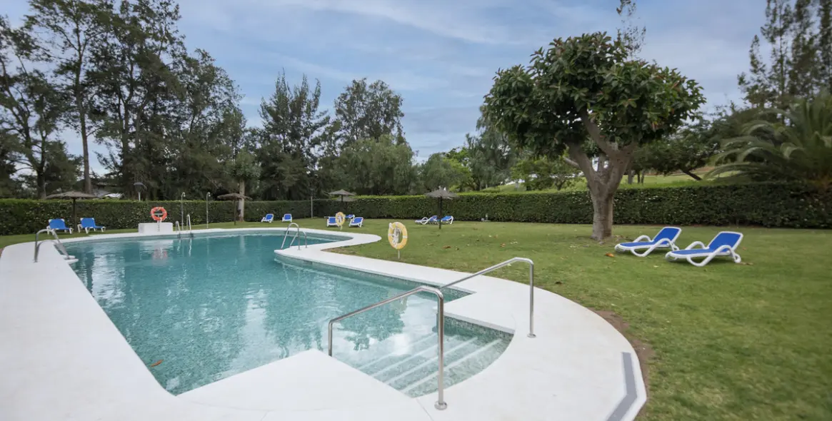 Venta de apartamento en planta media en Benahavís 16
