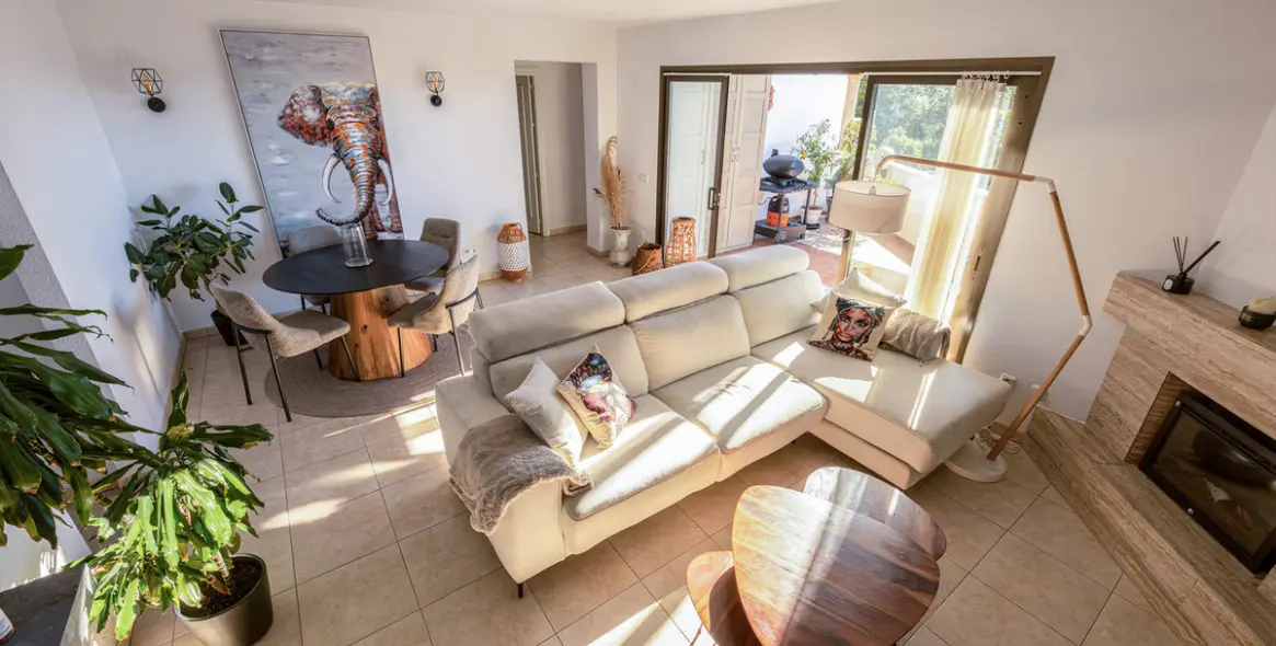 Sale of middle floor apartment in Calahonda 2