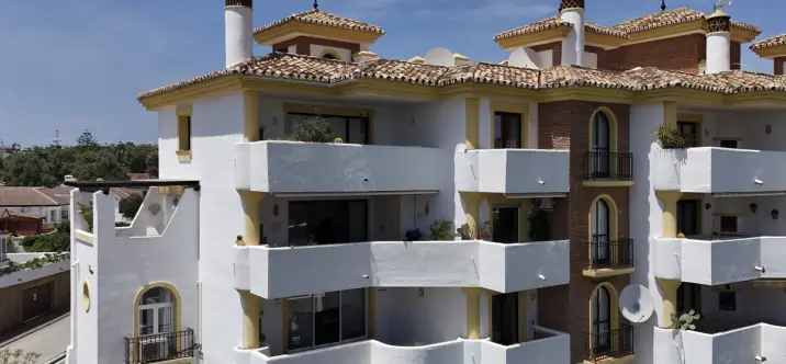 Venta de apartamento en planta media en Calahonda 2