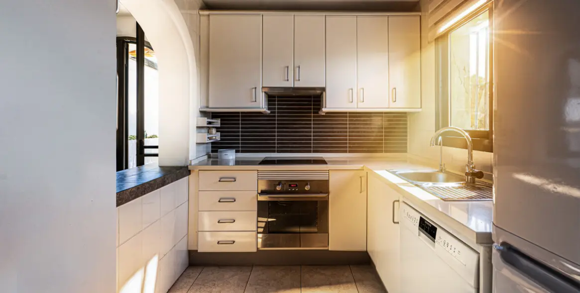 Sale of middle floor apartment in Calahonda 4