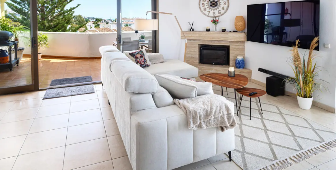 Sale of middle floor apartment in Calahonda 10