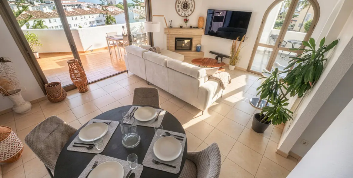 Sale of middle floor apartment in Calahonda 13