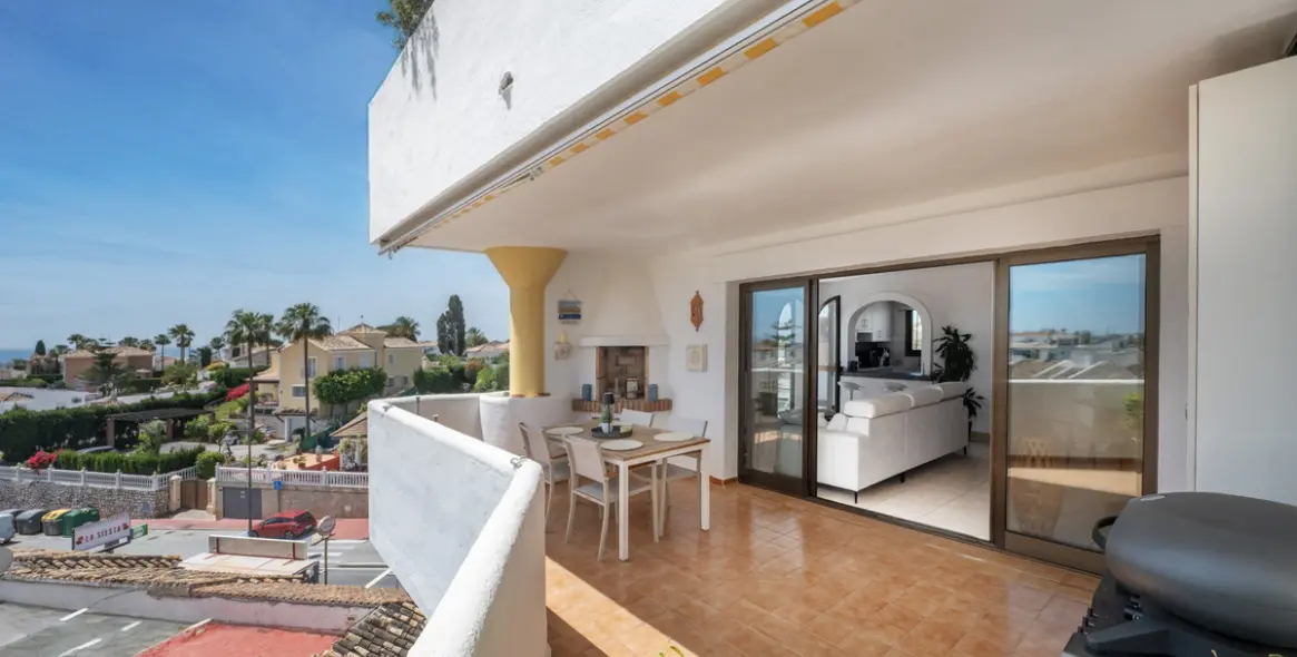 Sale of middle floor apartment in Calahonda 14