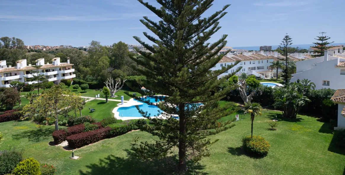 Sale of middle floor apartment in Calahonda 18