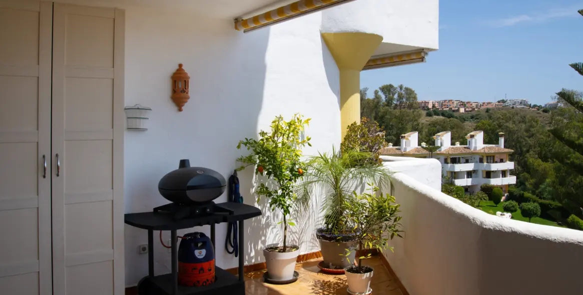 Sale of middle floor apartment in Calahonda 19