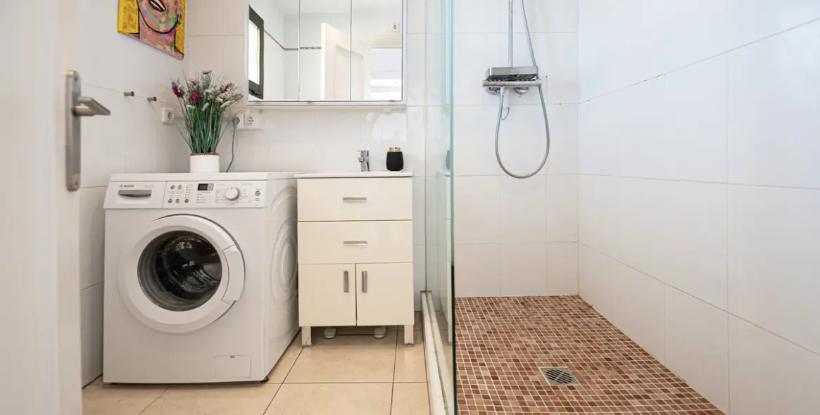 Sale of middle floor apartment in Calahonda 22