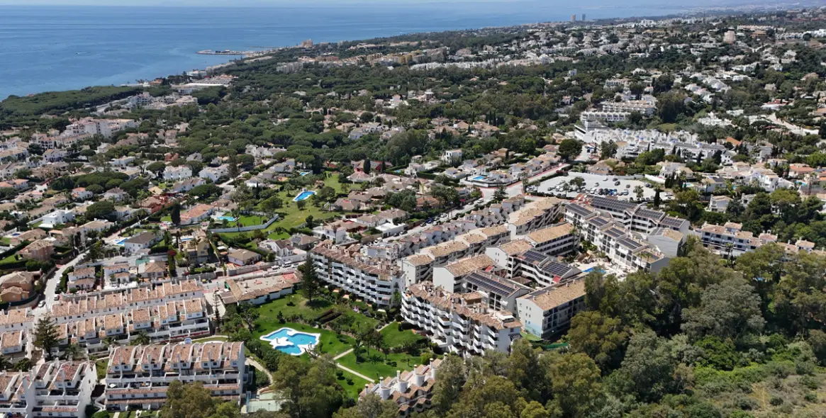 Sale of middle floor apartment in Calahonda 31