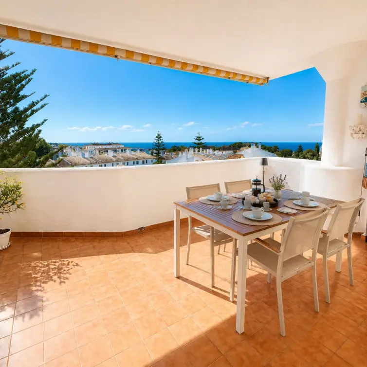 Sale of middle floor apartment in Calahonda