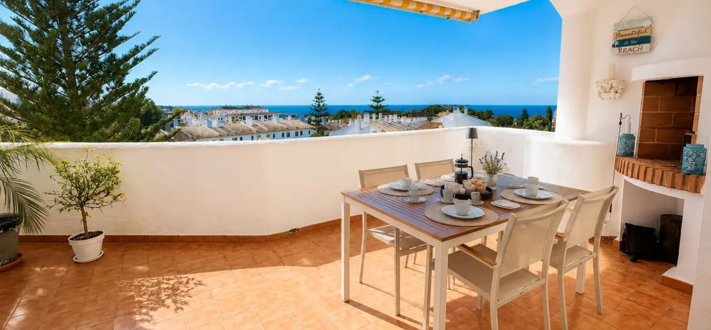 Sale of middle floor apartment in Calahonda 0