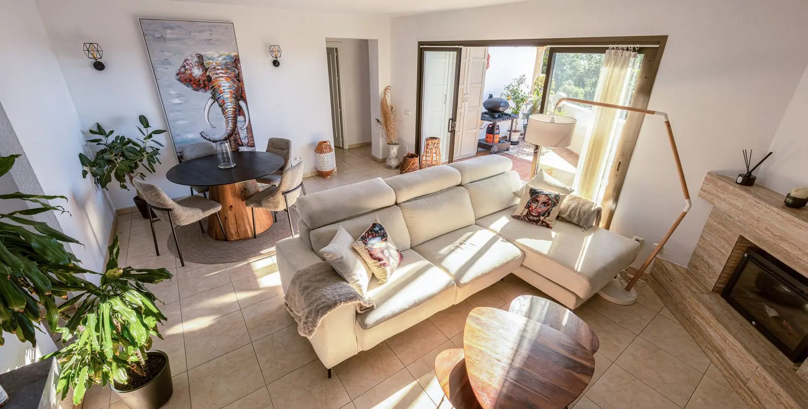 Sale of middle floor apartment in Calahonda 2