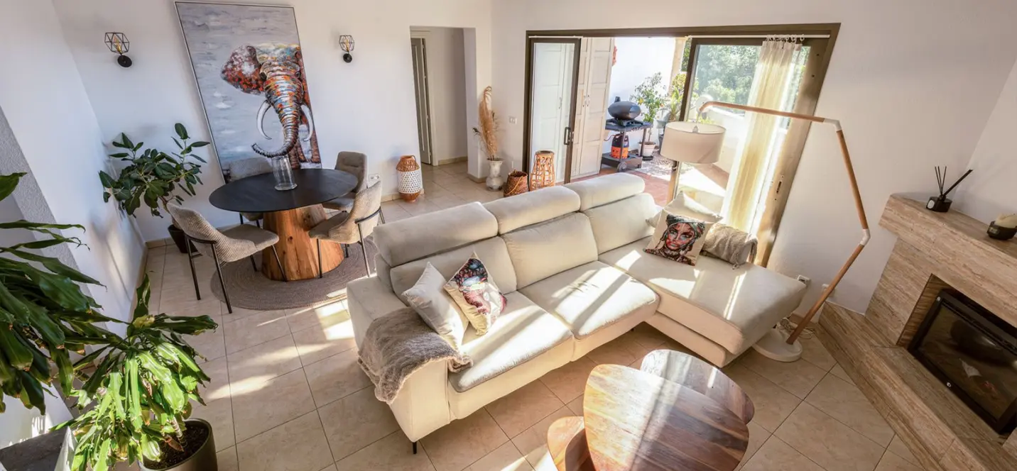 Sale of middle floor apartment in Calahonda 1