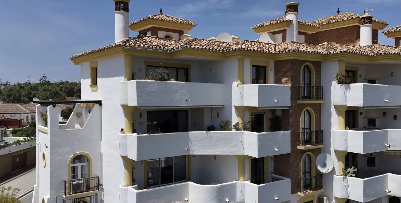 Sale of middle floor apartment in Calahonda 3