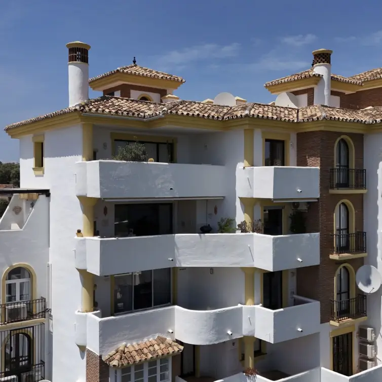 Sale of middle floor apartment in Calahonda