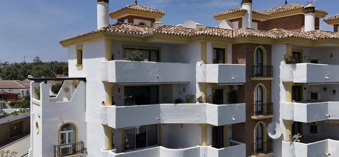 Sale of middle floor apartment in Calahonda 2