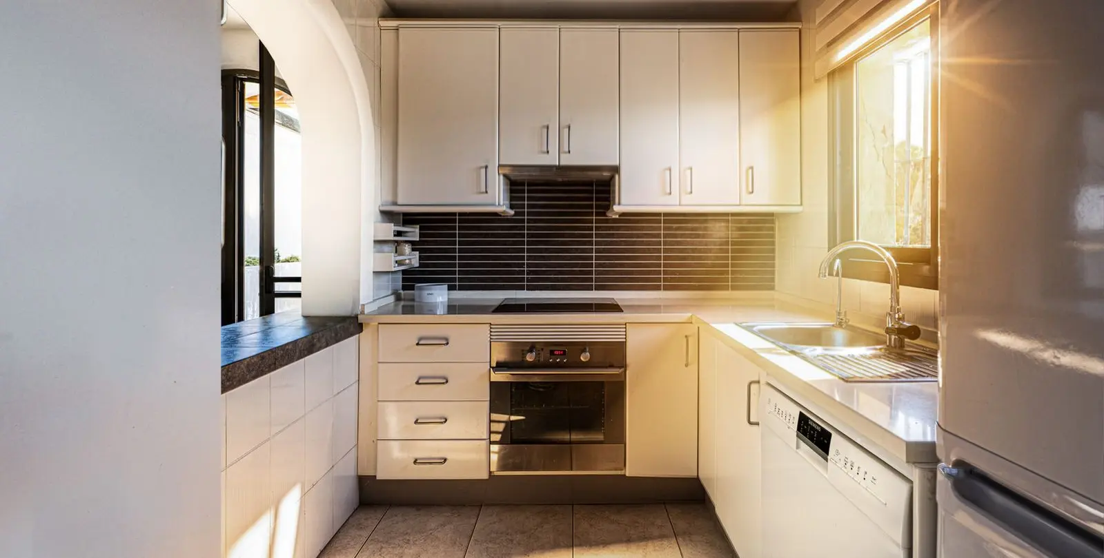 Sale of middle floor apartment in Calahonda 4