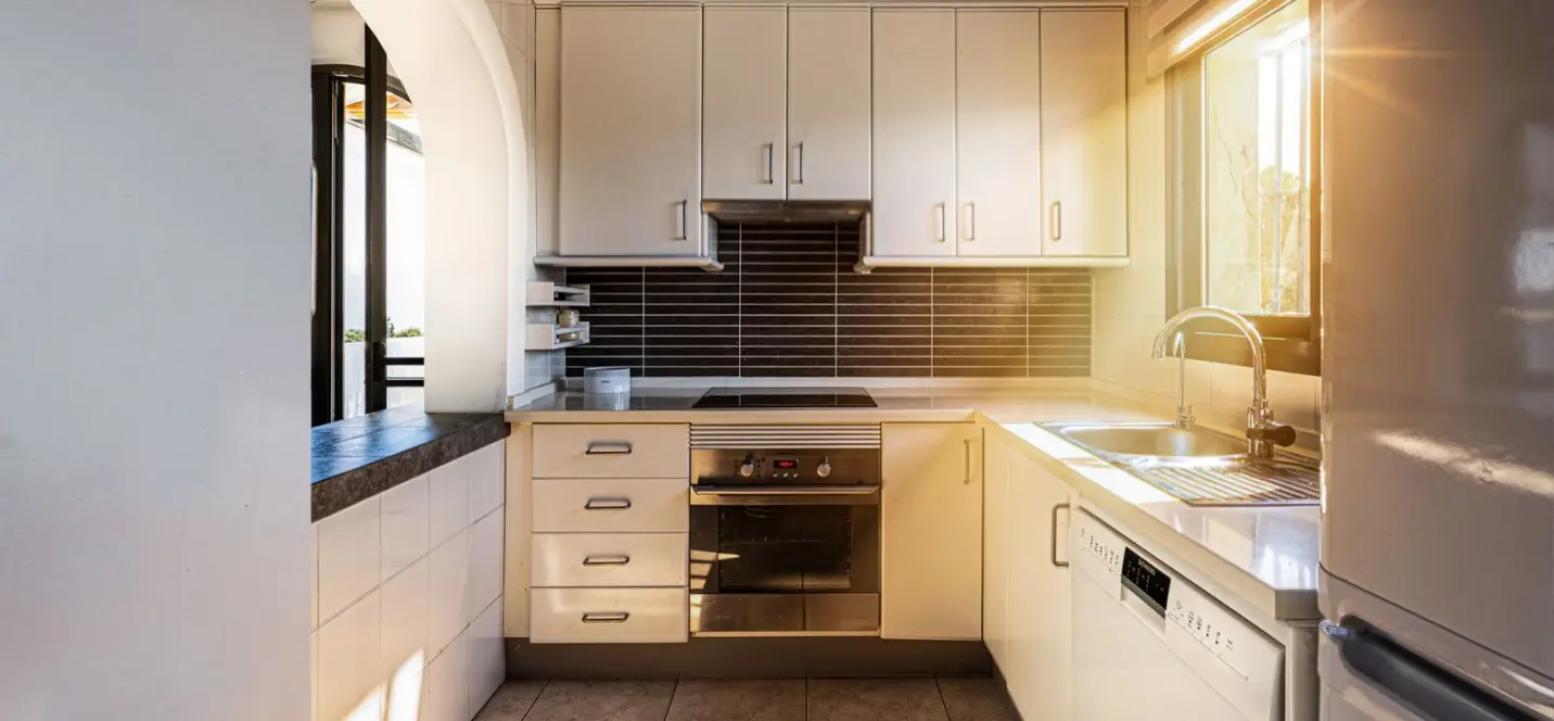 Sale of middle floor apartment in Calahonda 3