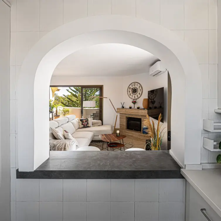 Sale of middle floor apartment in Calahonda