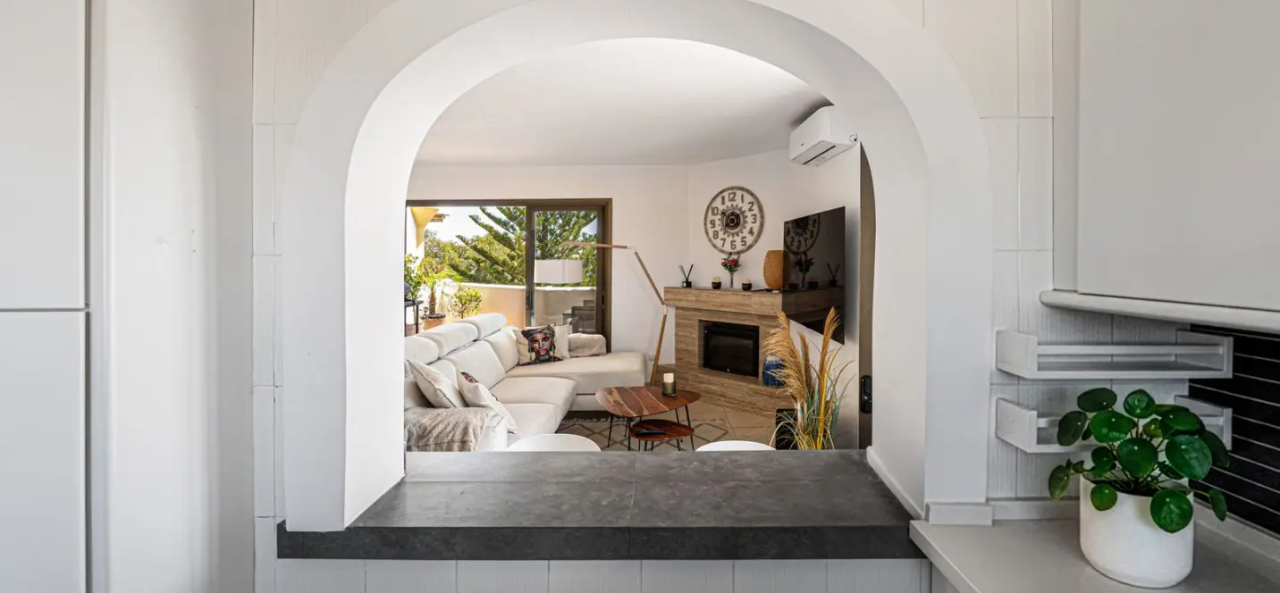Sale of middle floor apartment in Calahonda 4
