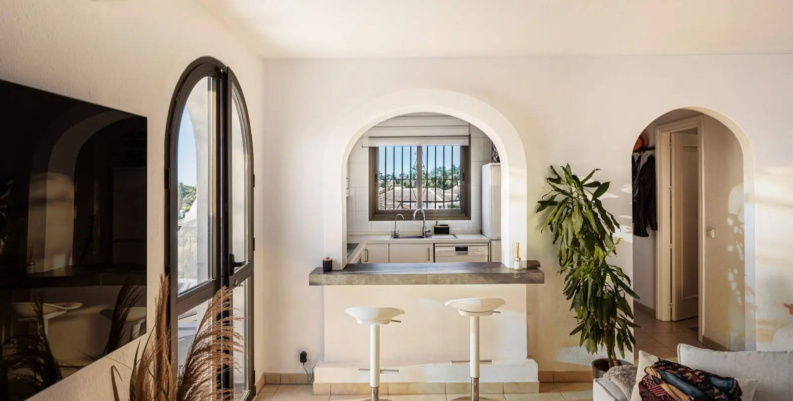 Sale of middle floor apartment in Calahonda 6