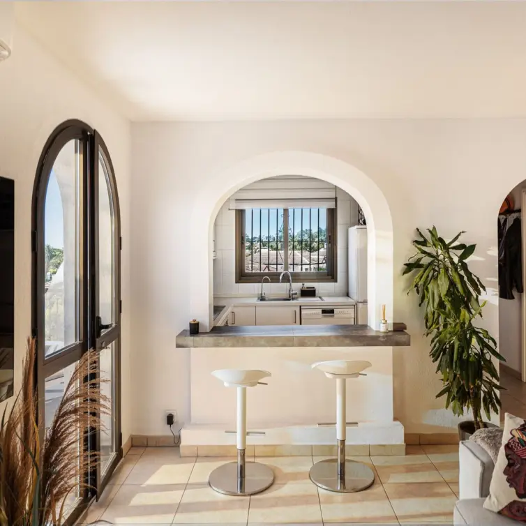Sale of middle floor apartment in Calahonda