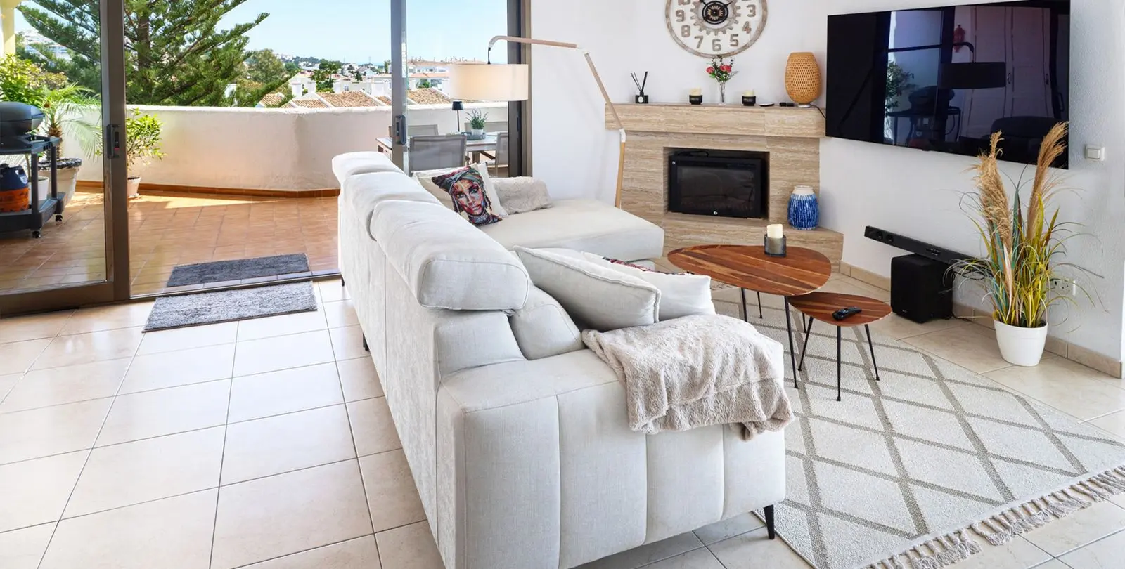 Sale of middle floor apartment in Calahonda 10