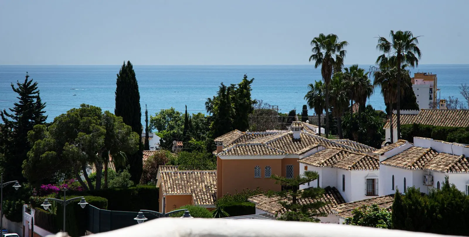 Sale of middle floor apartment in Calahonda 15