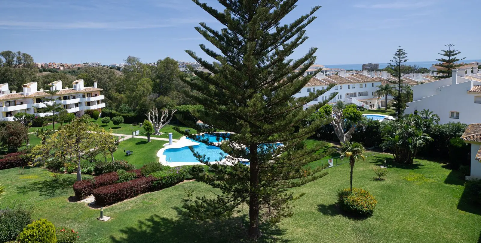 Sale of middle floor apartment in Calahonda 16