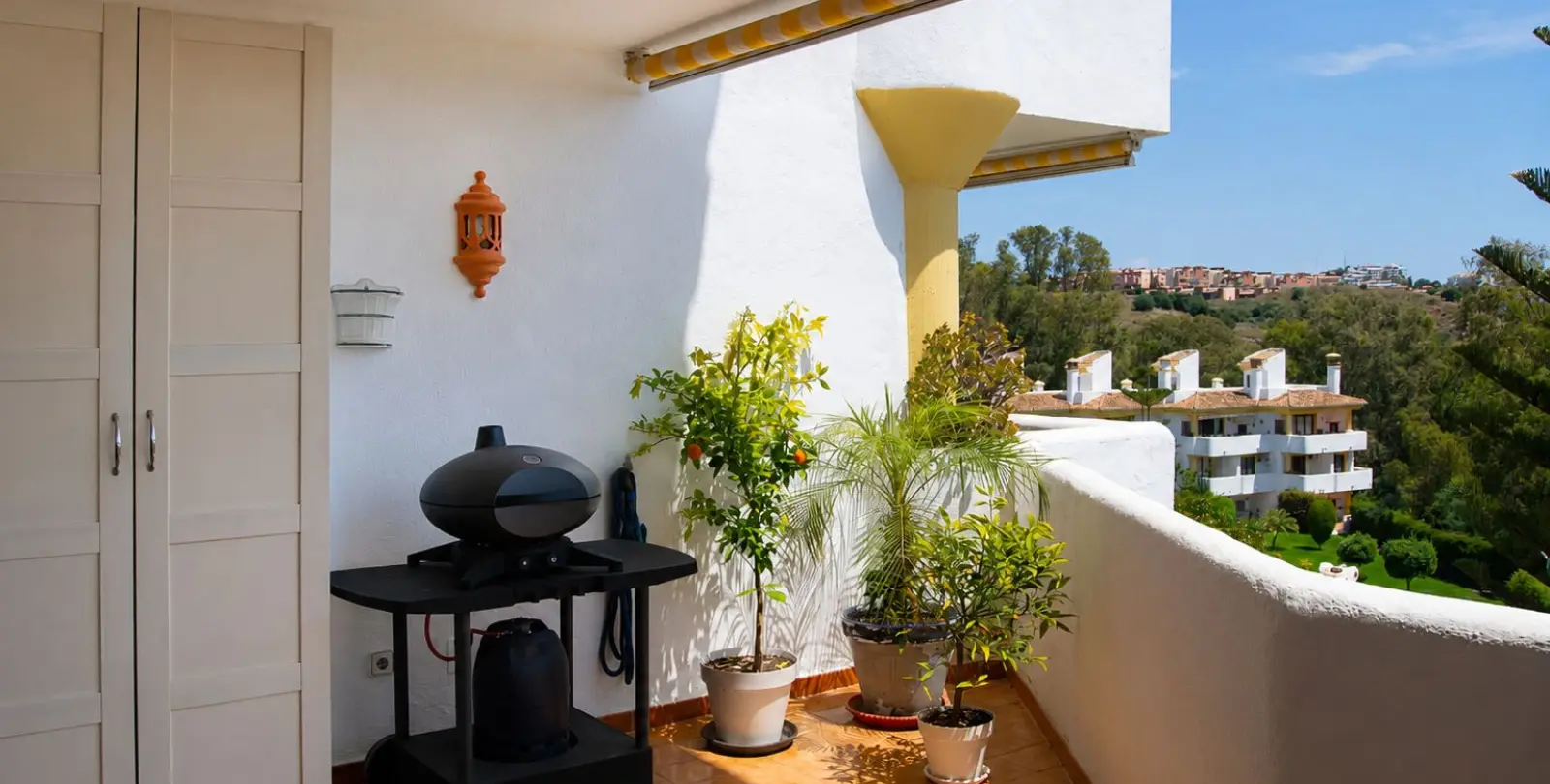 Sale of middle floor apartment in Calahonda 17