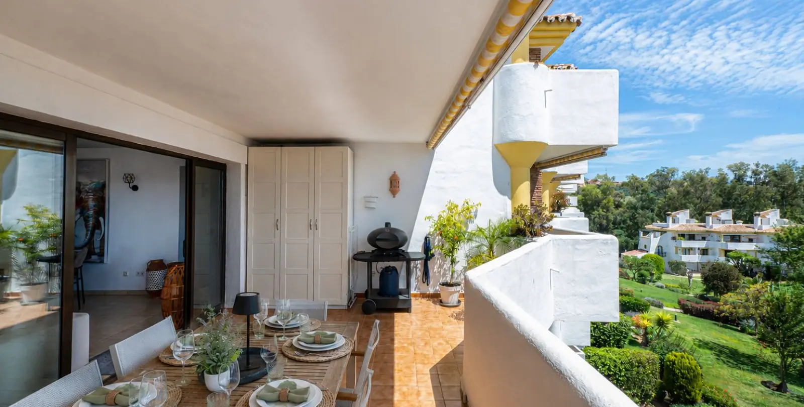 Sale of middle floor apartment in Calahonda 18