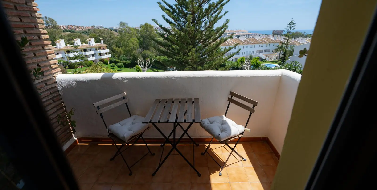 Sale of middle floor apartment in Calahonda 20