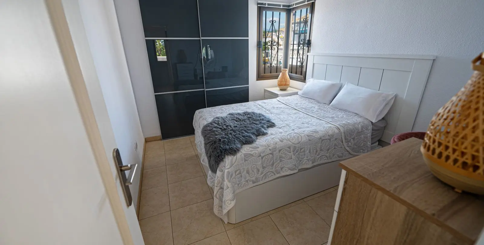 Sale of middle floor apartment in Calahonda 22