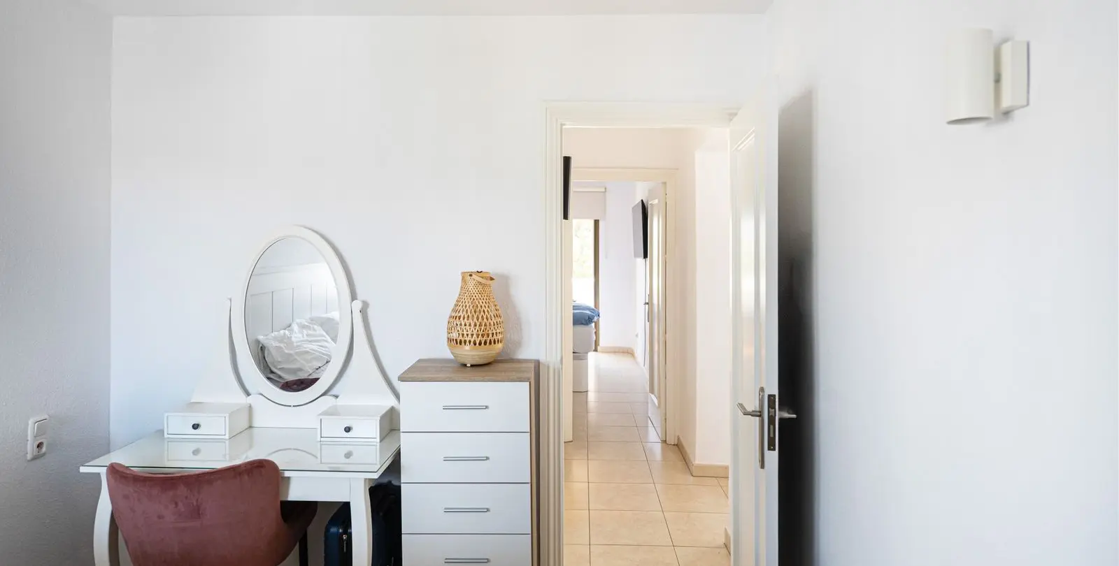 Sale of middle floor apartment in Calahonda 23