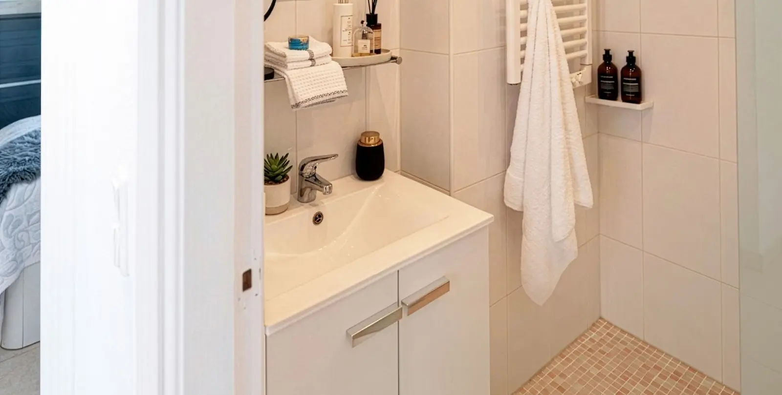 Sale of middle floor apartment in Calahonda 24