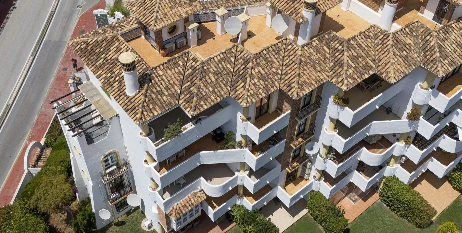 Sale of middle floor apartment in Calahonda 26