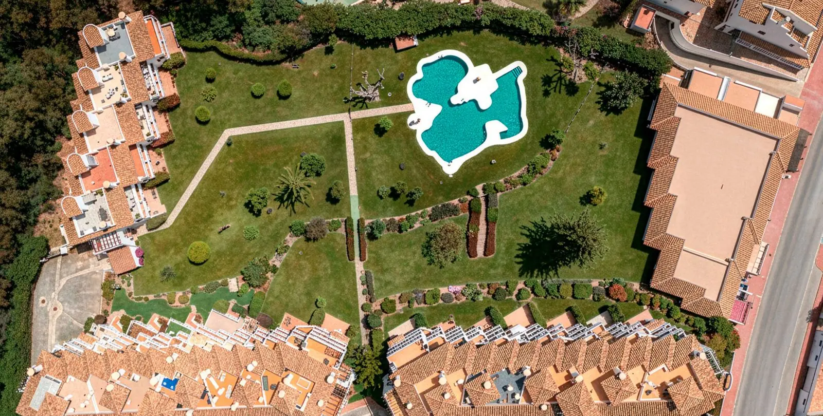 Sale of middle floor apartment in Calahonda 27