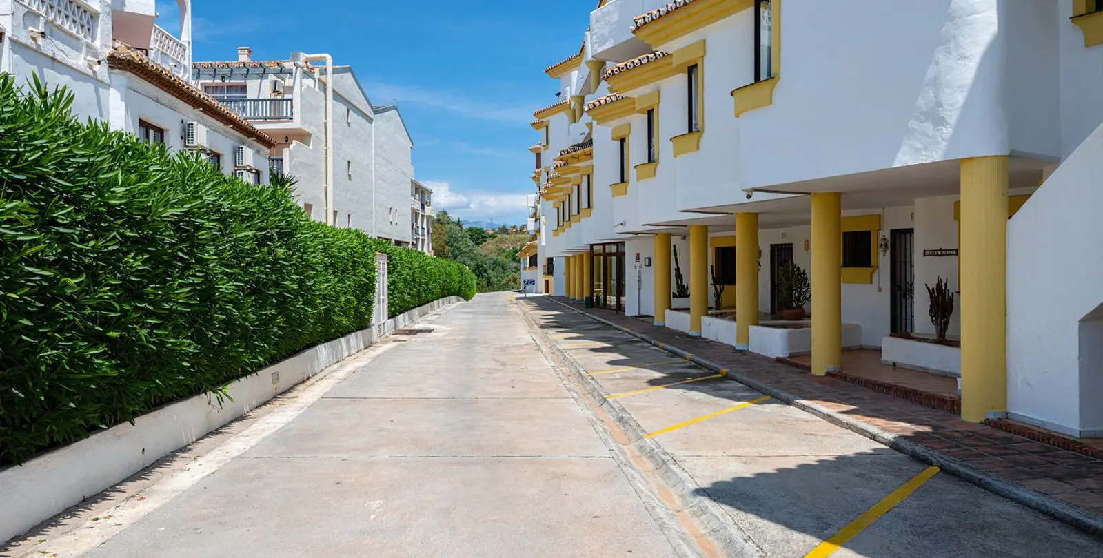 Sale of middle floor apartment in Calahonda 29