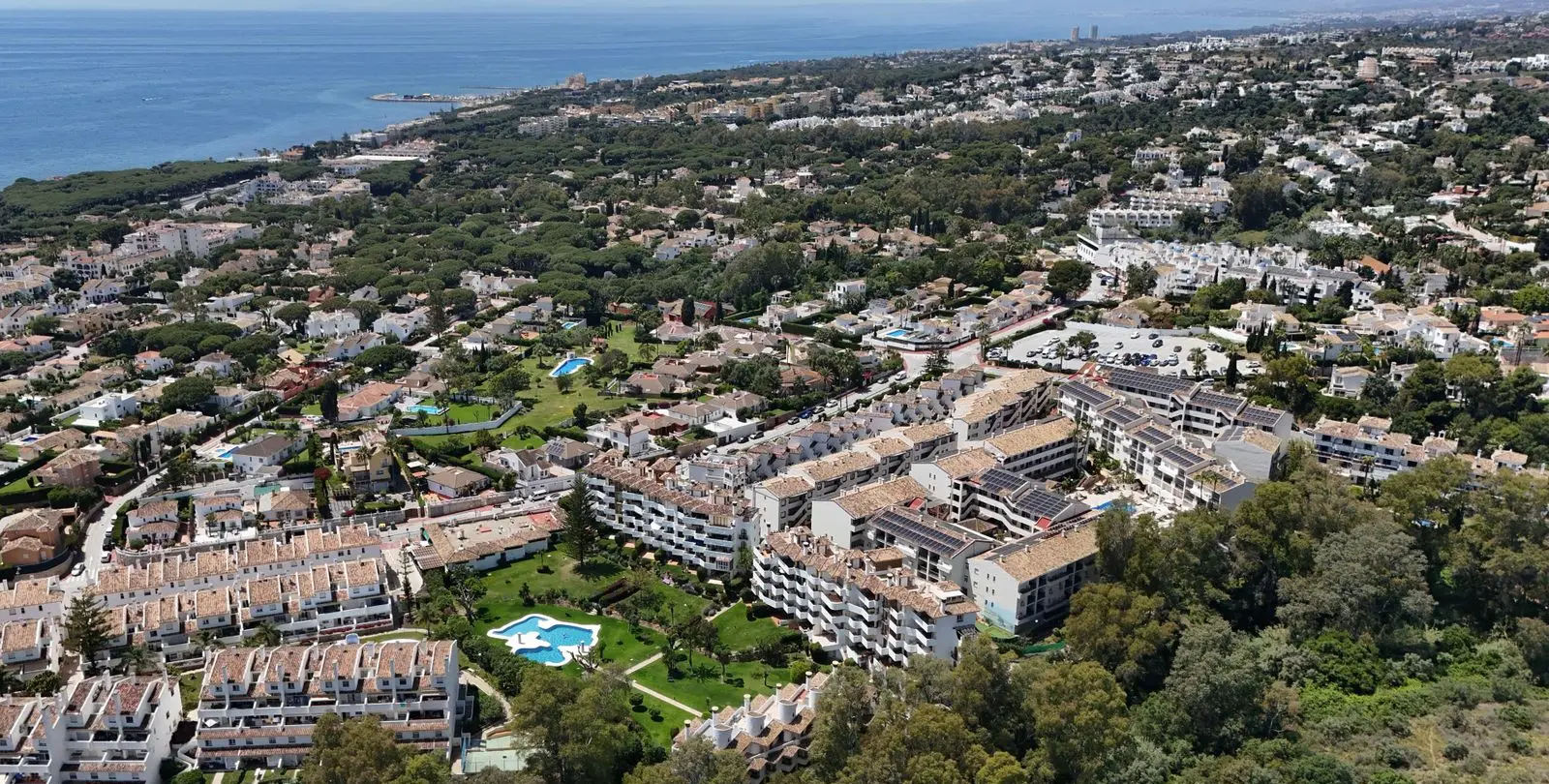 Sale of middle floor apartment in Calahonda 30