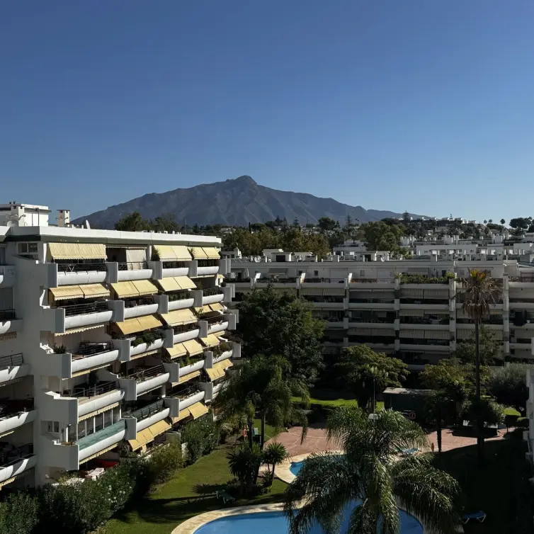 Продажа апартаментов на среднем этаже в Guadalmina Alta