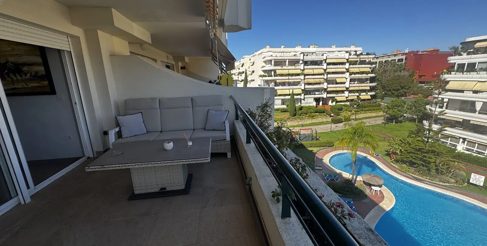 Продажа апартаментов на среднем этаже в Guadalmina Alta 2