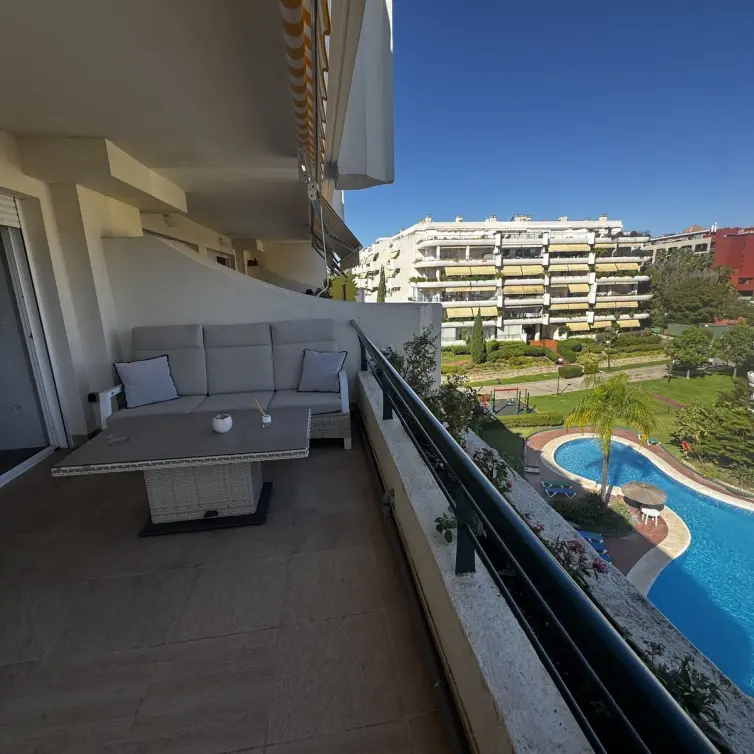 Продажа апартаментов на среднем этаже в Guadalmina Alta