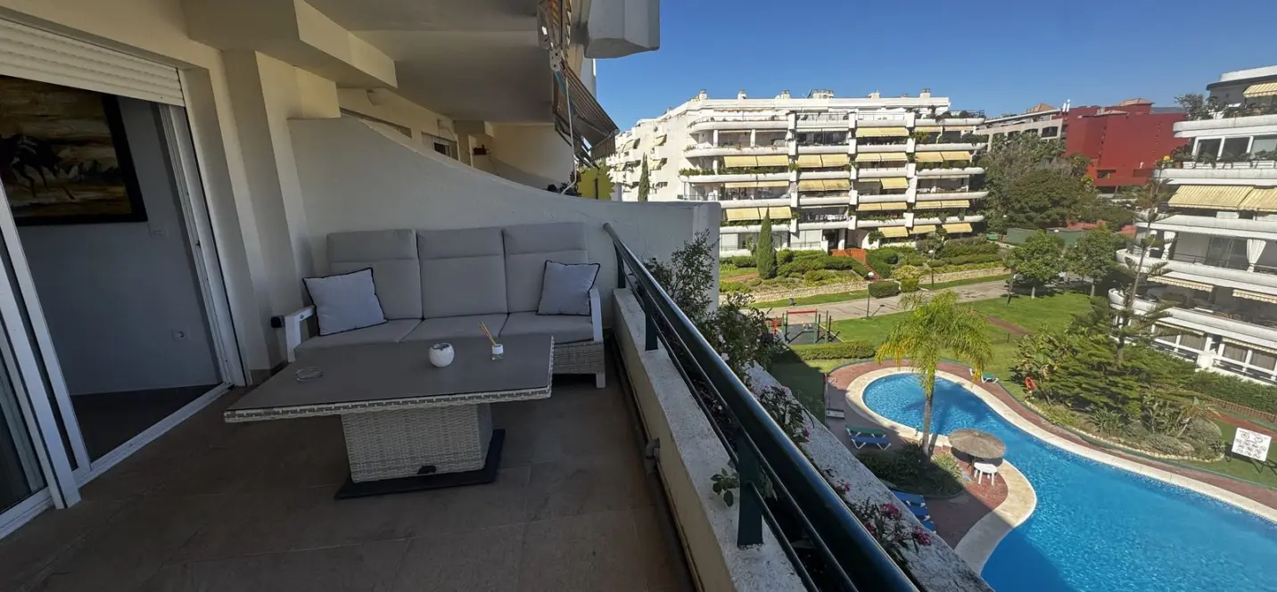 Продажа апартаментов на среднем этаже в Guadalmina Alta 1