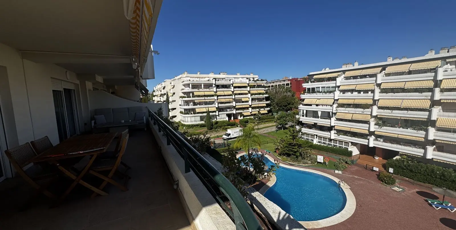 Продажа апартаментов на среднем этаже в Guadalmina Alta 3