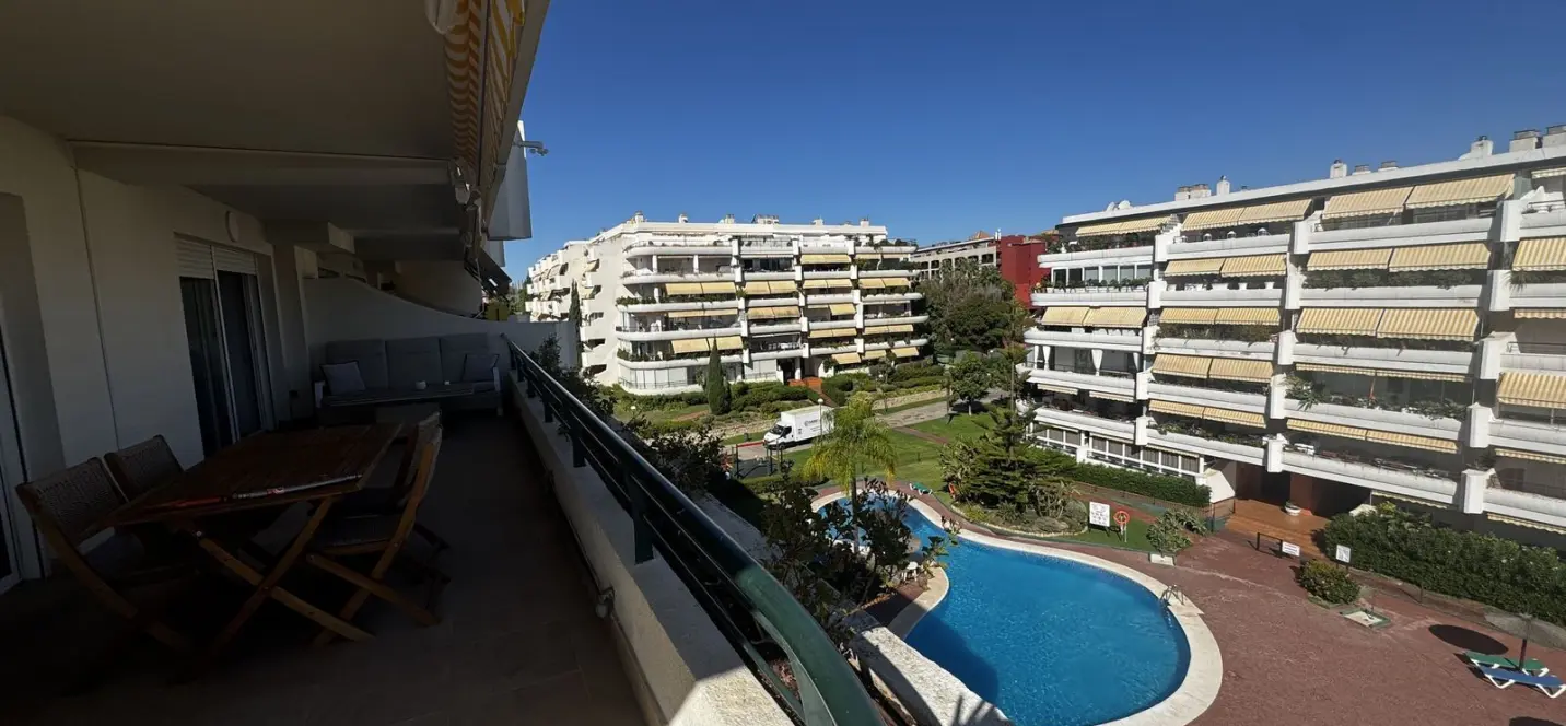 Продажа апартаментов на среднем этаже в Guadalmina Alta 2