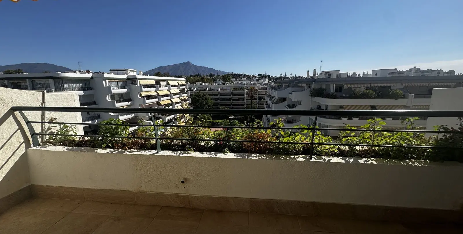 Продажа апартаментов на среднем этаже в Guadalmina Alta 4