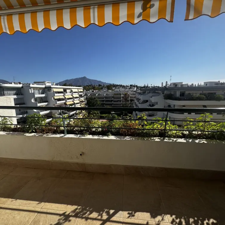 Продажа апартаментов на среднем этаже в Guadalmina Alta