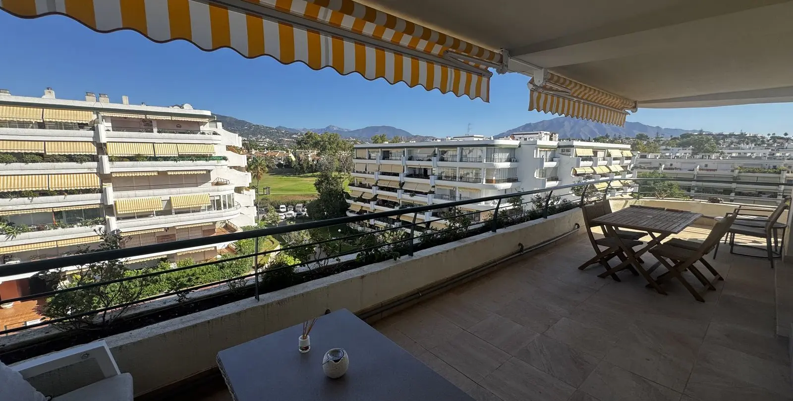 Продажа апартаментов на среднем этаже в Guadalmina Alta 6