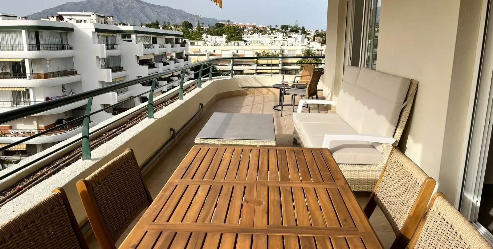 Продажа апартаментов на среднем этаже в Guadalmina Alta 7