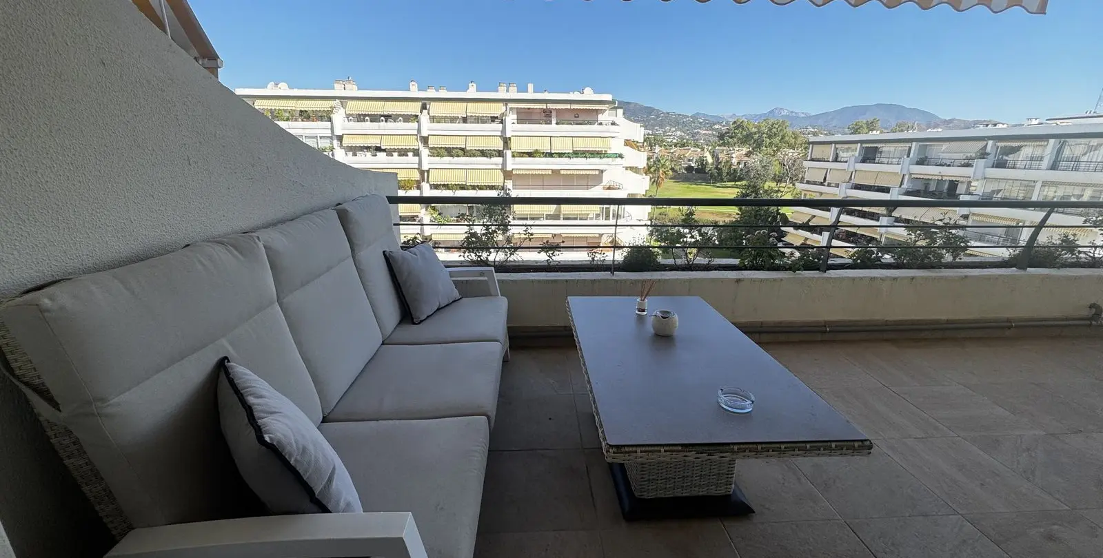 Продажа апартаментов на среднем этаже в Guadalmina Alta 8