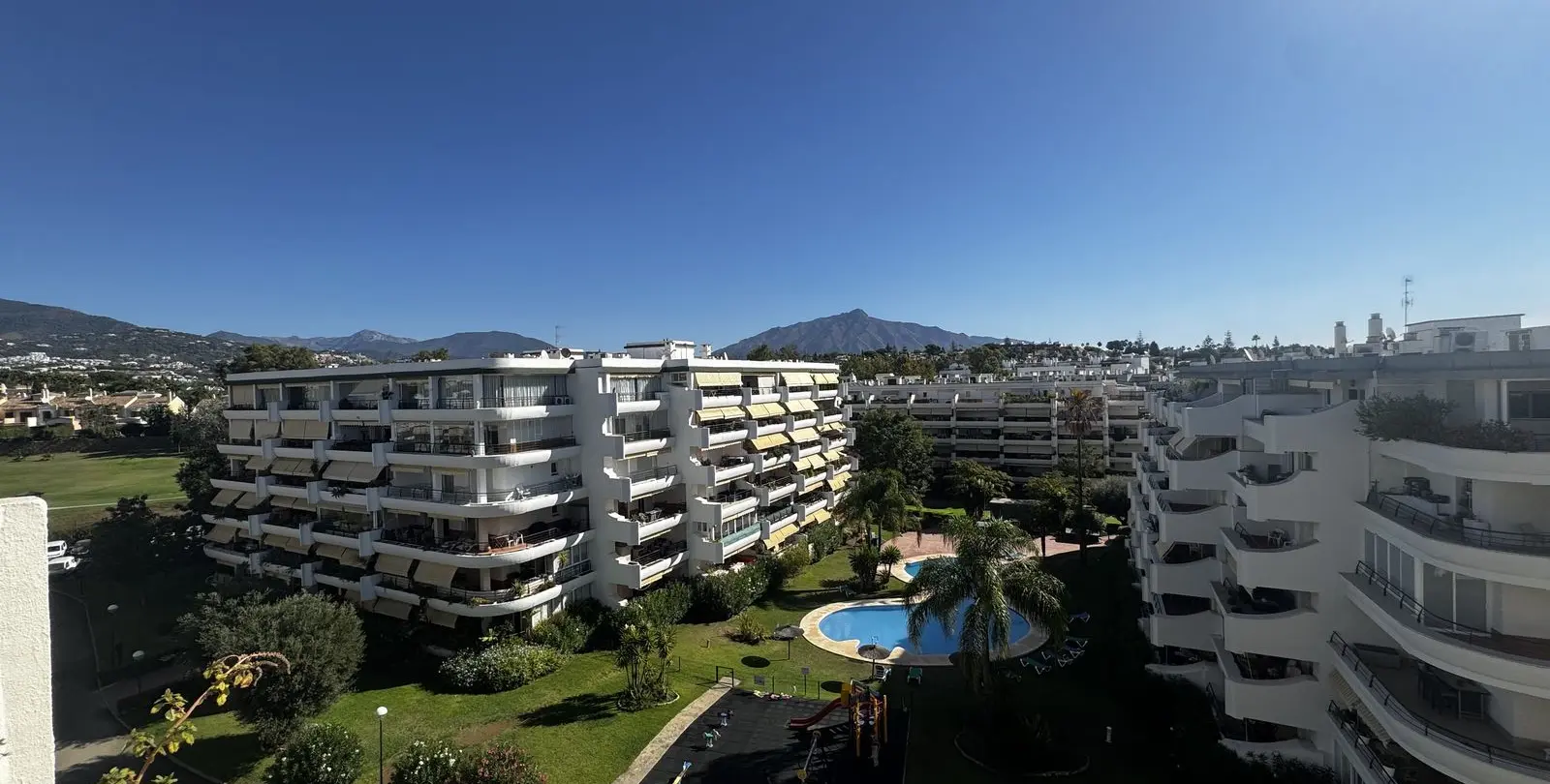 Продажа апартаментов на среднем этаже в Guadalmina Alta 9