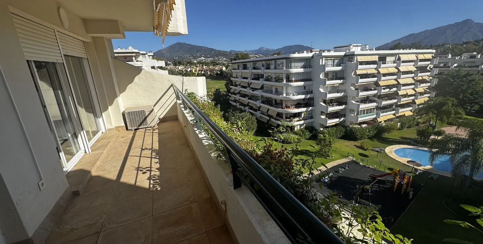Продажа апартаментов на среднем этаже в Guadalmina Alta 10